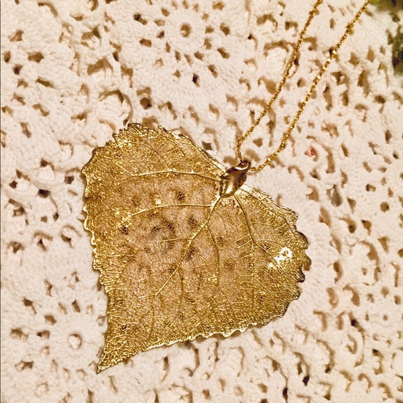 🍁Vintage Large Gold Lacey Leaf Necklace🍁 - Picture 5 of 7